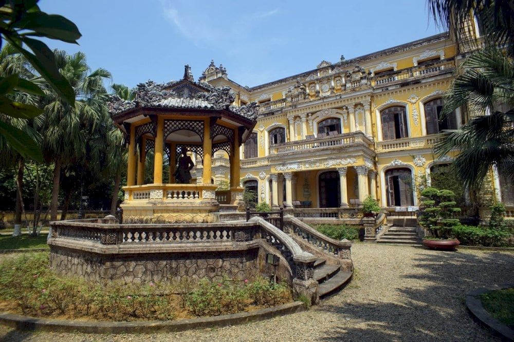 An Dinh Palace in Hue is the place where many kings of the Nguyen Dynasty lived